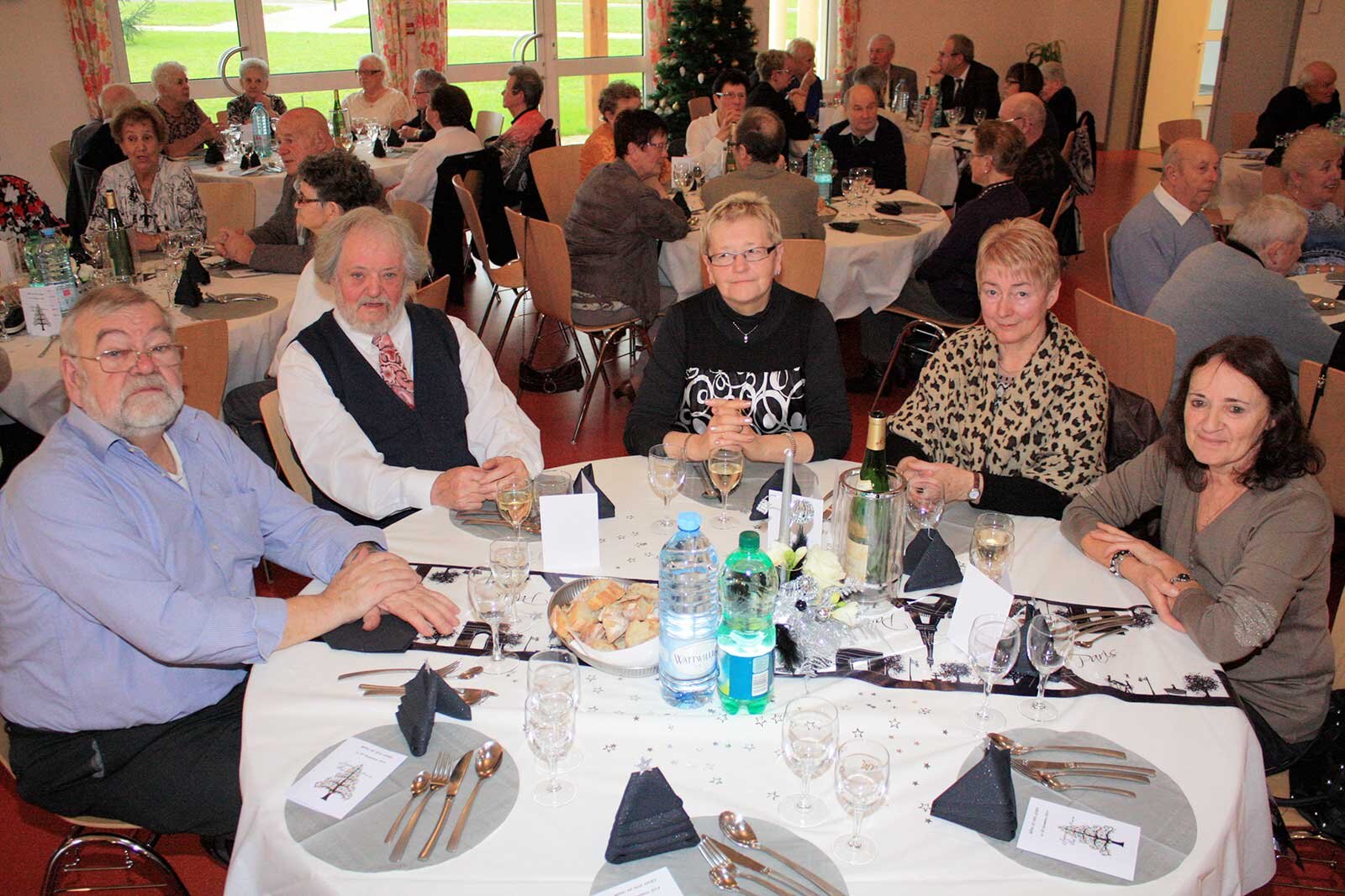 1098571702repas_anciens_13