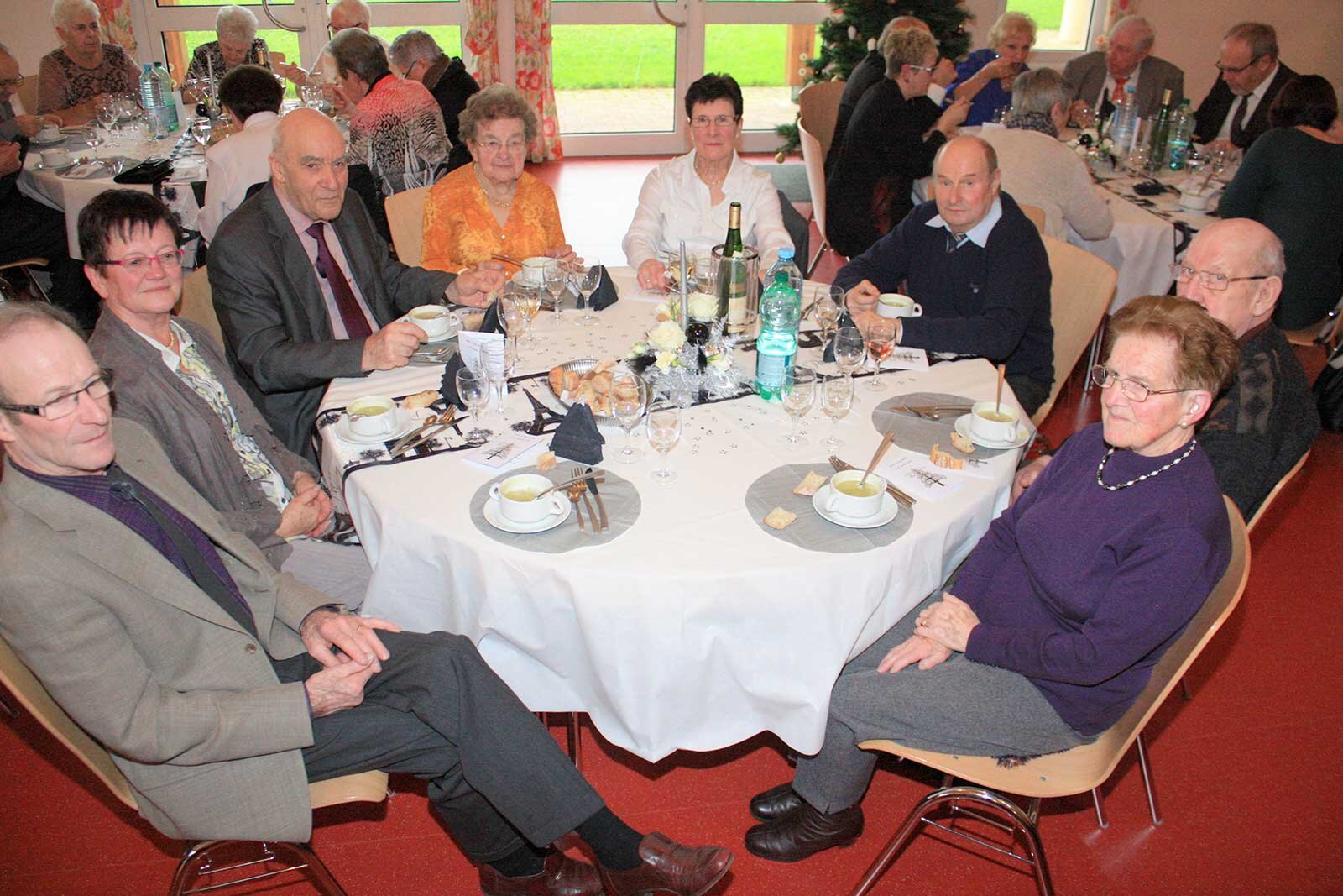 2005167135repas_anciens_7