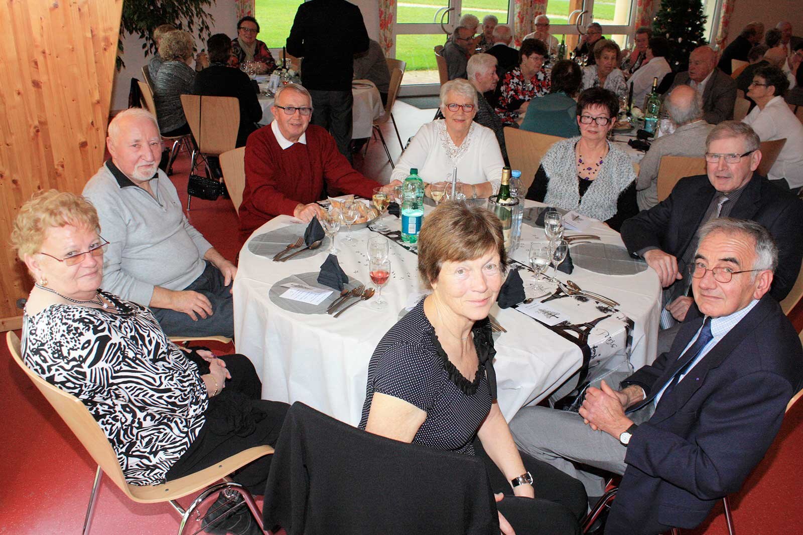 294447082repas_anciens_14