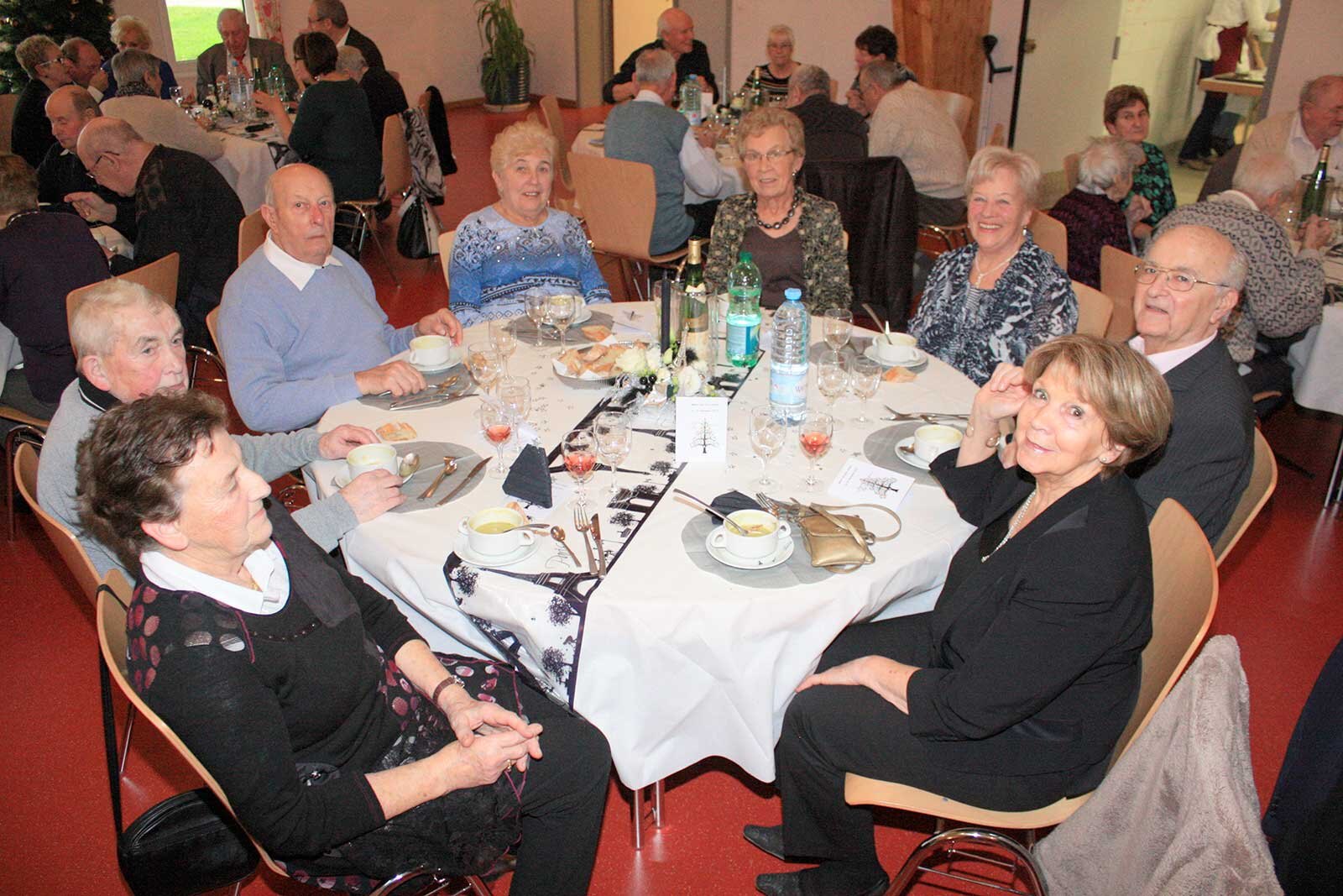 367122482repas_anciens_5