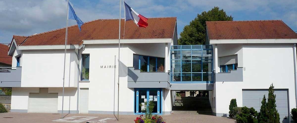 Le bâtiment de la mairie Tenteling-Ebring, drapeaux en façade
